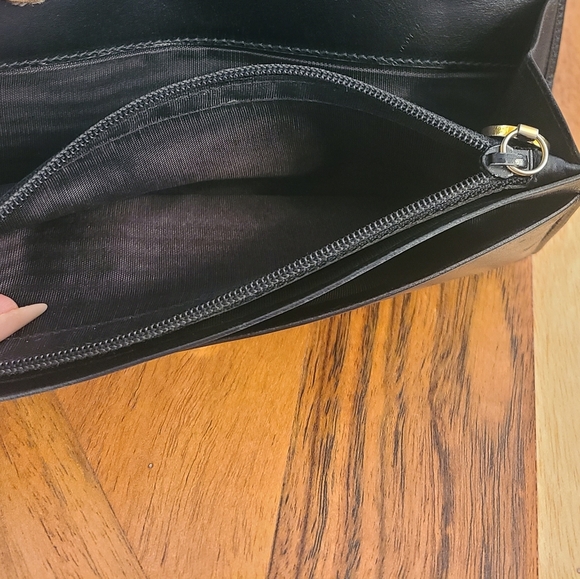 Salvatore Ferragamo Gancini Black Leather wallet with gold hardware EUC - Picture 11 of 11